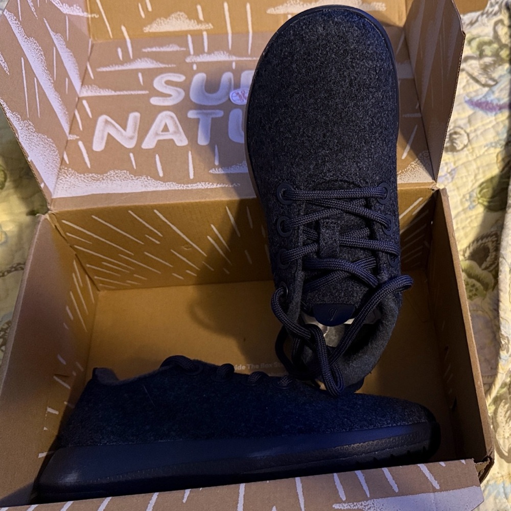 Woman’s Allbirds Wool Runner Savanna Nights, navy with navy sole size 7